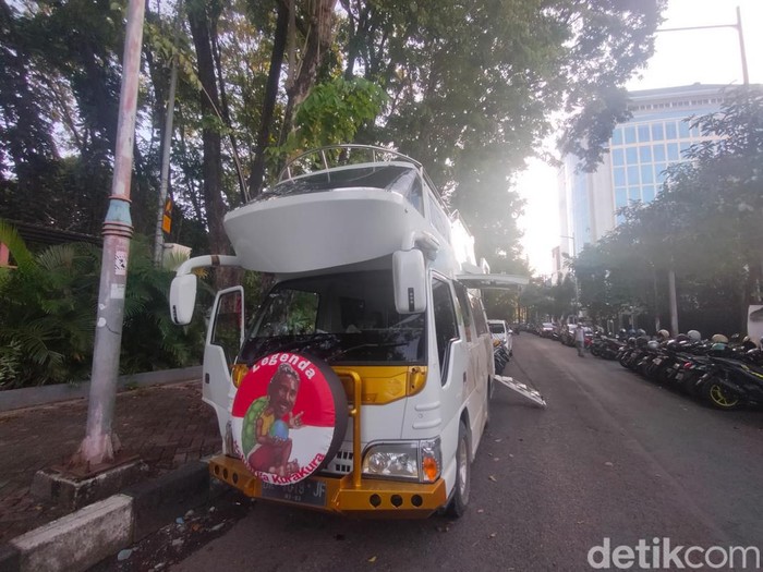 Berkeliling ke seluruh penjuru Indonesia merupakan impian banyak orang. Termasuk Keluarga Kura-Kura asal Nusa Lembongan, Bali.