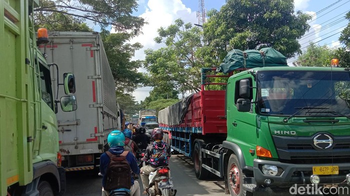 Kemacetan di jalan Pantura Pati-Rembang tepatnya Desa Tondomulyo, Kecamatan Jakenan, Kabupaten Pati, Senin (27/6/2022) siang.
