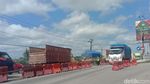 Antrean Mengular Kendaraan Terjebak Macet di Jalur Pantura Pati
