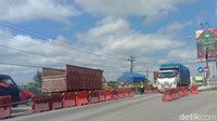 Selain itu terdapat perbaikan Jembatan Juwana sisi utara. Pantauan di lokasi, jembatan tersebut masih bisa dilewati kendaraan pribadi dan roda dua. Sedangkan kendaraan berat dan bus diarahkan melewati jembatan sebelah selatan. Foto: Dian Utoro Aji/detikJateng
