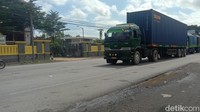 Sementara dari arah timur kemacetan mulai dari Kecamatan Batangan tepatnya Desa Lengkong. Diketahui di lokasi tersebut pun sedang ada perbaikan ruas jalan. Antrean panjang hingga 7 kilometer. Foto: Dian Utoro Aji/detikJateng