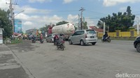 Kondisi diperparah karena ada sebuah truk yang mogok di tengah jalan. Akibatnya jalan menuju Pati melintasi jembatan Juwana sisi selatan pun tersendat. Foto: Dian Utoro Aji/detikJateng