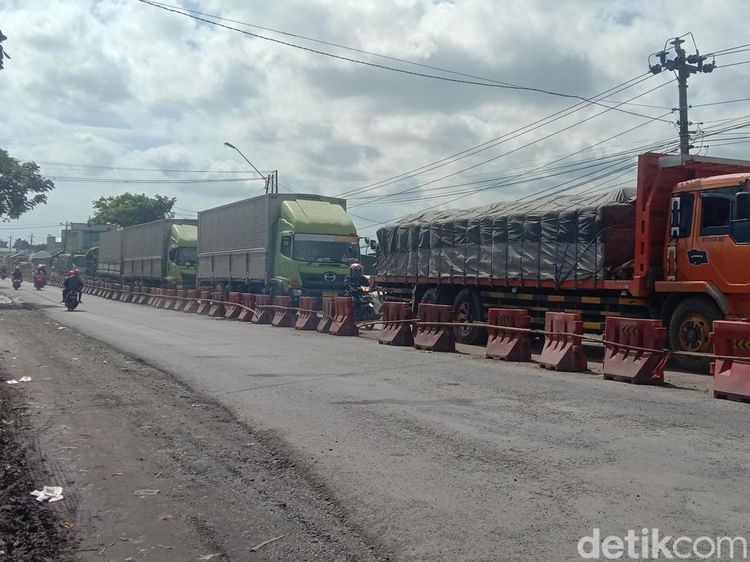 Antrean Mengular Kendaraan Terjebak Macet di Jalur Pantura Pati