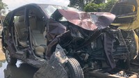 Kerusakan mobil yang terlibat tabrakan beruntun di Tol Cipularang.