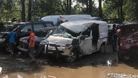 Semua mobil yang mengalami tabrakan beruntun itu sejatinya disimpan di area pul derek terdekat.