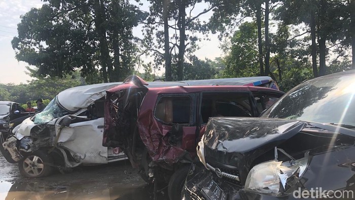 Kendaraan Terlibat Tabrakan Beruntun di Tol Cipularang