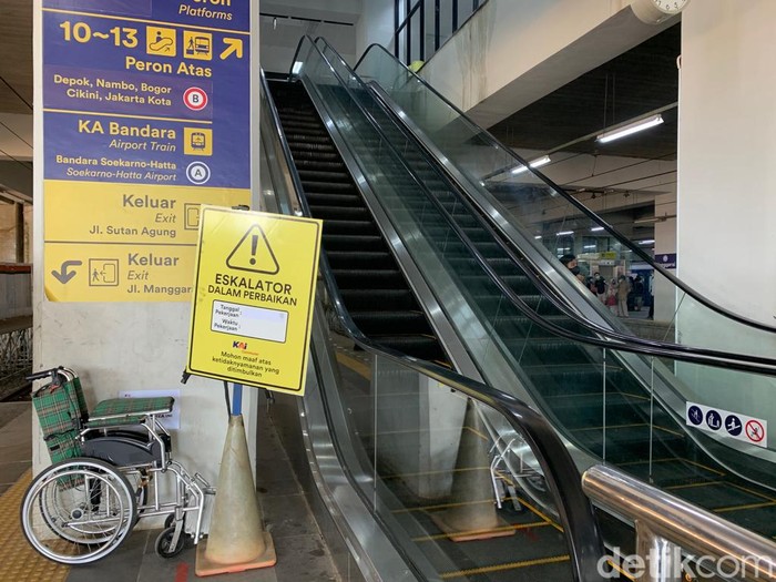 Kerusakan eskalator dan atap bocor di Stasiun Manggarai, 27 Juni 2022. (Mulia Budi/detikcom)