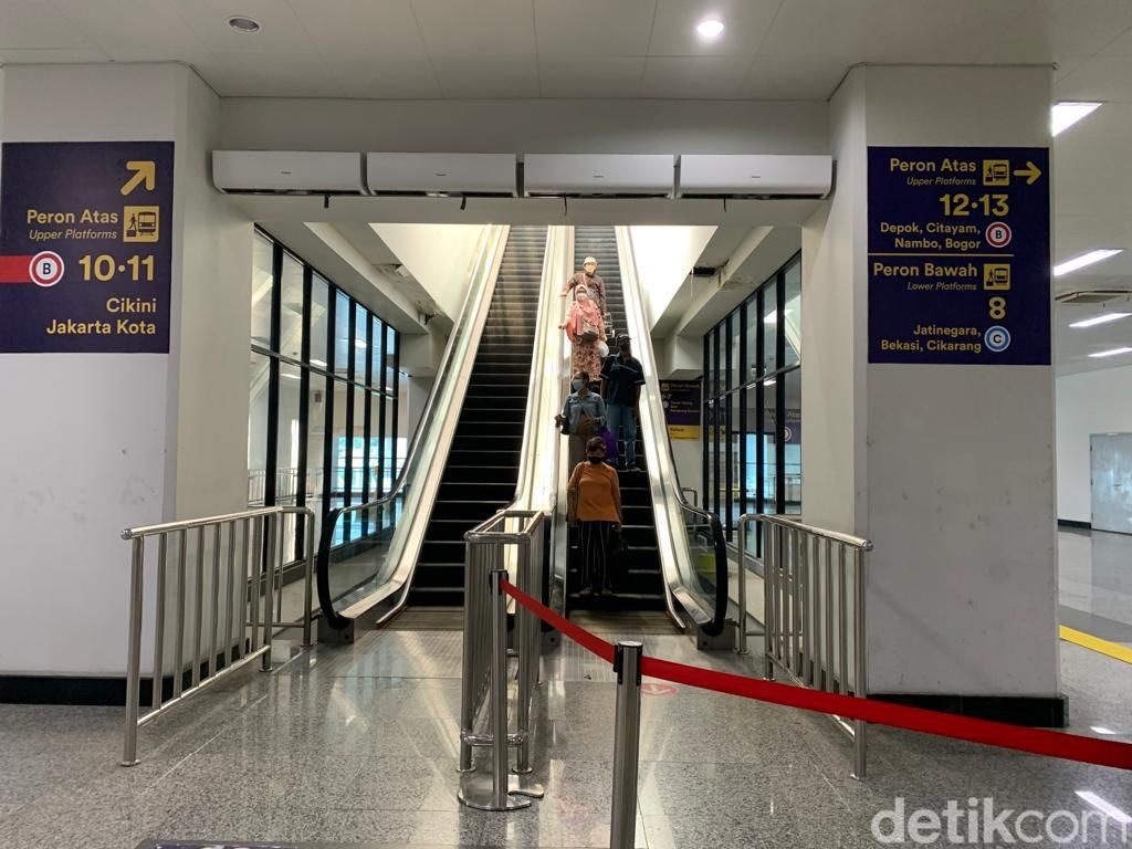 Kerusakan eskalator dan atap bocor di Stasiun Manggarai, 27 Juni 2022. (Mulia Budi/detikcom)