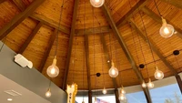 Mempertahankan keaslian bangunannya gerai ini bisa dirasakan juanda klasik bangunannya yang tua. Bagian atapnya masih terbuat dari kayu-kayu yang disusun untuk mengapit satu sama lain. Foto: Business Insider