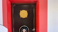 Di bagian dalamnya, ada peninggalan pintu brankas bank yang tetap dijaga. Konon hal ini untuk memberitahu pelanggan bahwa gerai ini dahulunya memang beroperasi sebagai sebuah bank besar. Foto: Business Insider
