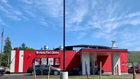  Tidak meninggalkan identitasnya, bagian belakang gedung ini dicat dengan warna merah dan putih. Ada juga beberapa bingkai poster yang menunjukkan menu-menu dan cerita dari KFC. Foto: Business Insider