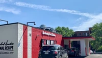  Layanan drive thru juga disediakan di gerai KFC terindah di dunia ini. Pos untuk layanan drive thru ditempatkan tepat di belakang gedung utamanya. Foto: Business Insider