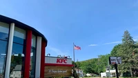Di salah satu sisi gedungnya tetap menonjolkan identitas KFC. Slogan Its Finger licking good terlihat ditempelkan pada sebuah dinding kayu yang estetik.  Foto: Business Insider