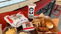 Penyajian makanannya juga berbeda dengan gerai KFC lainnya. Mulai dari kemasannya yang klasik hingga penggunaan nampan kayu yang senada dengan konsep bangunannya. Foto: Business Insider