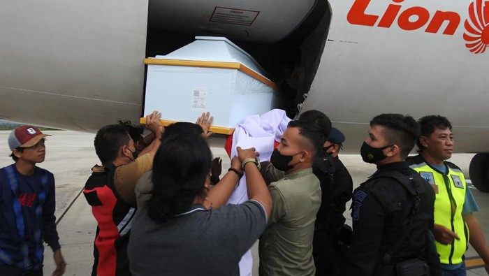 Komandan Tim Kejar Alfa 19 Ambon (Dantim A19/A) Brigpol Anumerta Janwal Sobar Wijaya yang sempat hilang di Parimo, Sulteng ditemukan gugur.