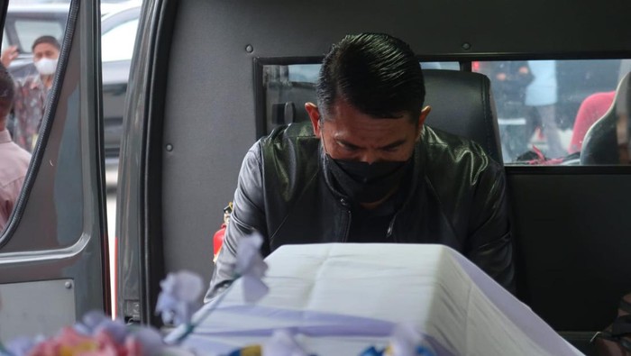 Komandan Tim Kejar Alfa 19 Ambon (Dantim A19/A) Brigpol Anumerta Janwal Sobar Wijaya yang sempat hilang di Parimo, Sulteng ditemukan gugur.