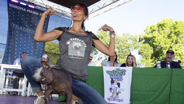 Geneta Penali, dari daerah Flaxstaff di Arizona, bersama anjingnya, Mr.  Wajah bahagia yang memenangkan Kontes Anjing Jelek Dunia 2022.  (Foto AP / D. Ross Cameron).