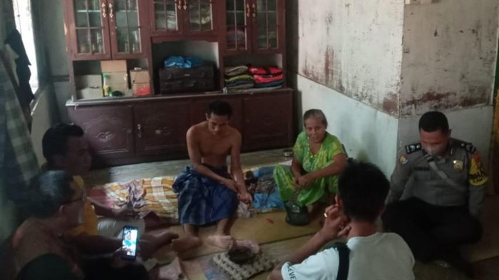 Korban saat ditemui petugas BBKSDA Riau