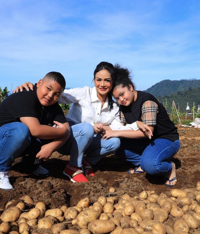 Melalui keterangan unggahan diketahui jika Krisdayanti dan kedua anaknya itu memanen kentang di salaah satu kebun di daerah Jawa Timur. Pagi ini bersama para petani di desa Sumber brantas kota Batu, saya memanen kentang granola yang rutin di pasok ke pabrik-pabrik snack kentang ternama. Senang rasanya melihat para petani kembali produktif dan semangat memanen pasca bangkit dari masa pandemi, semoga ekonomi masyarakat segera stabil seperti semula, tulis keterangan dalam unggahannya itu. Foto: dok. Instagram/@krisdayantilemos