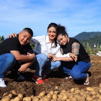 Melalui keterangan unggahan diketahui jika Krisdayanti dan kedua anaknya itu memanen kentang di salaah satu kebun di daerah Jawa Timur. Pagi ini bersama para petani di desa Sumber brantas kota Batu, saya memanen kentang granola yang rutin di pasok ke pabrik-pabrik snack kentang ternama. Senang rasanya melihat para petani kembali produktif dan semangat memanen pasca bangkit dari masa pandemi, semoga ekonomi masyarakat segera stabil seperti semula, tulis keterangan dalam unggahannya itu. Foto: dok. Instagram/@krisdayantilemos