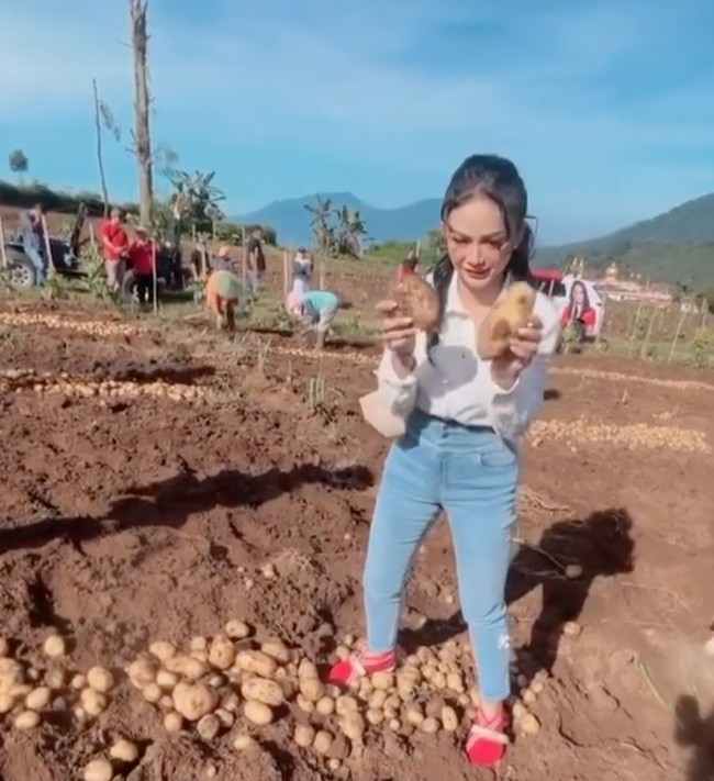 Dalam foto-foto yang dibagikan Krisdayanti tampak berpakaian rapih. Ia memadukan kemeja putih lengan panjang dengan celana panjang jeans berwarna biru. Penampilannya itu pun berhasil mencuri atensi. Foto: dok. Instagram/@krisdayantilemos