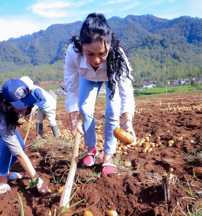 Beberapa netizen tampak dibuat salah fokus melihat sepatu yang dikenakan oleh Krisdayanti. Pasalnya sepatu merahnya itu diketahui berasal dari merek ternama, Fendi yang dibanderol dengan harga cukup mahal. Eman sepatune mi, komentar salah seorang netizen. Foto: dok. Instagram/@krisdayantilemos
