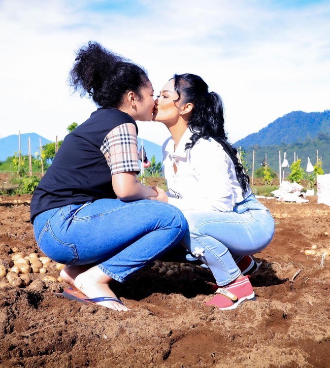 Sebagai pasangan ibu dan anak, Krisdayanti juga memamerkan kemesraannya dengan sang anak, Amora. Keduanya tampak kompak bersama. Foto: dok. Instagram/@krisdayantilemos