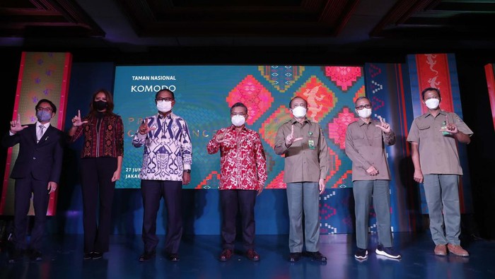 Kunjungan Wisatawan ke TN Komodo akan Dibatasi Jumlah kunjungan wisatawan ke Taman Nasional Komodo akan segera dibatasi. Hal tersebut dilakukan sebagai upaya untuk menjaga kelestarian komodo dan kawasan itu.