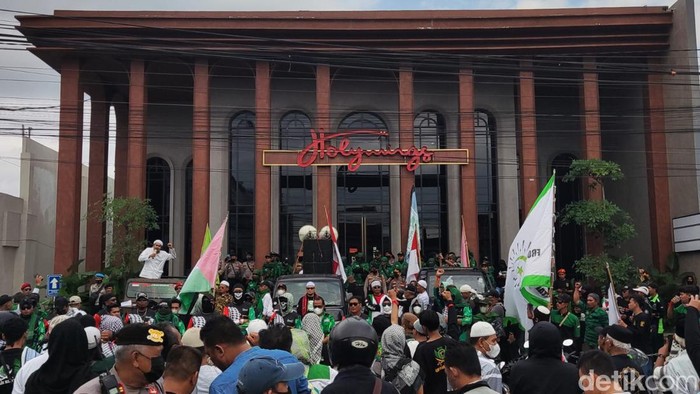 Laskar se Sleman gelar aksi damai, minta HolyWings Jogja ditutup permanen (Foto: Jauh Hari Wawan S/detikJateng)