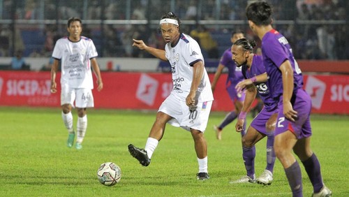 Ronaldinho tampil dalam duel RANS Nusantara melawan Persik Kediri di ajang Trofeo Ronaldinho pada Minggu (26/6) malam. Legenda Brasil itu bermain membela RANS.