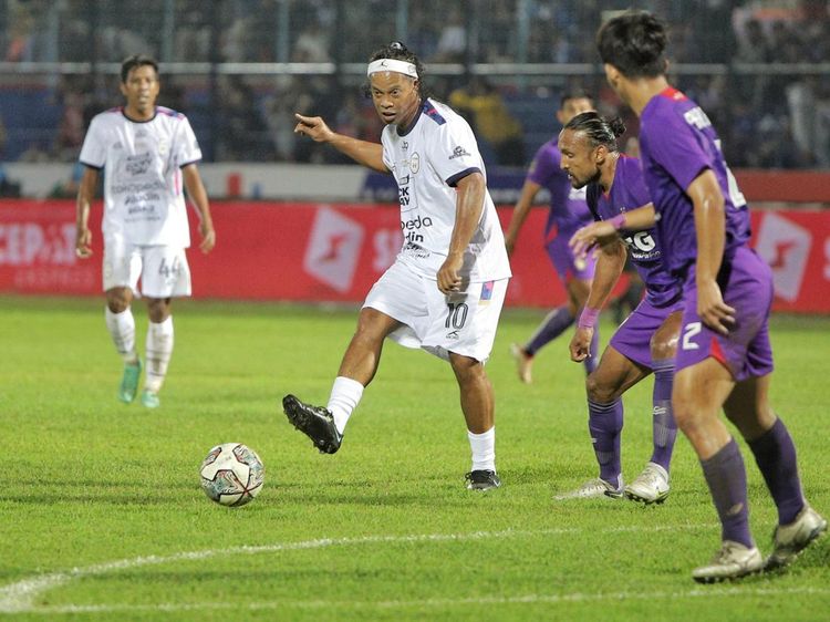 Lihat Aksi Ronaldinho Saat Tampil di Laga RANS vs Persik