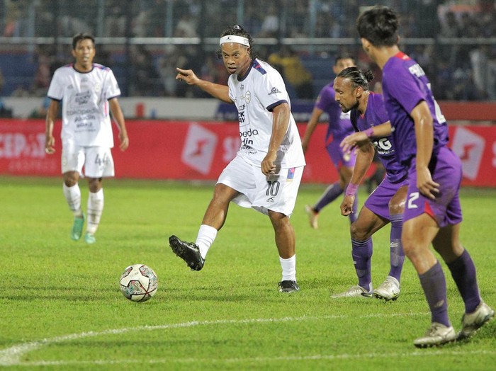 Ronaldinho tampil dalam duel RANS Nusantara melawan Persik Kediri di ajang Trofeo Ronaldinho pada Minggu (26/6) malam. Legenda Brasil itu bermain membela RANS.