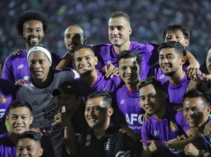 Persik Kediri, Ronaldinho, dan Trofi yang Dikembalikan