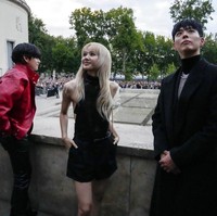 Ketiganya menyempatkan foto bersama di luar venue. Kebersamaan mereka tentunya jadi perhatian para tamu lain dan penggemar yang datang pada Minggu (26/6/2022) kemarin. Foto: AP/Francois Mori