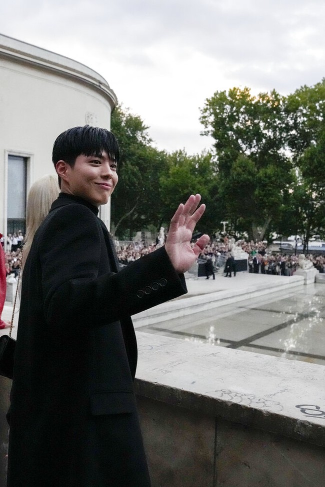 Tak kalah stylish, Park Bo Gum pun tampil edgy berbusana hitam-hitam. Gayanya lebih chic memakai setelan jas dan kalung kristal. Foto: AP/Francois Mori