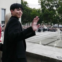 Tak kalah stylish, Park Bo Gum pun tampil edgy berbusana hitam-hitam. Gayanya lebih chic memakai setelan jas dan kalung kristal. Foto: AP/Francois Mori