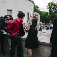 Sebelumnya, Lisa, V dan Park Bo Gum memperlihatkan gaya casual mereka saat hendak menaiki jet pribadi yang telah disediakan oleh pihak Celine.  Foto: AP/Francois Mori