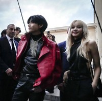 V BTS memilih gaya bold dengan jaket biker merah dan kaus hitam. Sebagai pelengkap, penyanyi yang pernah mendapat predikat pria tertampan di dunia ini memakai kalung kristal. Foto: AP/Francois Mori