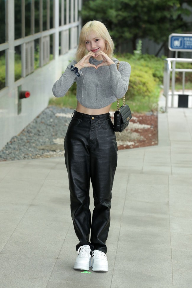 Lisa tampil sporty sekaligus casual mengenakan crop sweater dan jeans. Foto: Getty Images