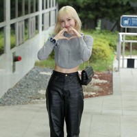 Lisa tampil sporty sekaligus casual mengenakan crop sweater dan jeans. Foto: Getty Images