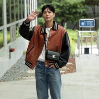 Penampilan Park Bo Gum saat tiba di Bandara Internasional Gimpo, sebelum terbang ke Paris pada 24 Juni 2022. Sang aktor memakai t-shirt putih Celine dipadu jaket varsity, jeans dan sneakers. Foto: Getty Images