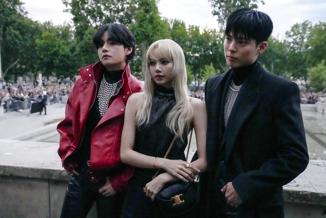 Lisa, V dan Park Bo Gum tampil dengan gaya edgy mengenakan jas, halter neck hingga jaket yang dilengkapi aksesori kalung. Foto: AP/Francois Mori