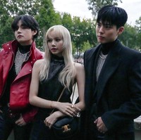 Lisa, V dan Park Bo Gum tampil dengan gaya edgy mengenakan jas, halter neck hingga jaket yang dilengkapi aksesori kalung. Foto: AP/Francois Mori