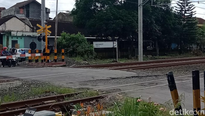 Lokasi kejadian bentor nyaris dihantam kereta api di Srowot, Klaten, Senin (27/6/2022).