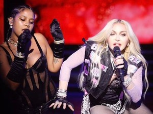 Madonna Cium Tokischa di Panggung, Kena Roasting sampai Dianggap Cringe