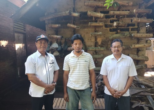 Madu kele-kele atau lebah klanceng mulai menjadi primadona bisnis baru di kalangan masyarakat Desa Bulian, Buleleng.