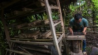 Sentra budi daya lebah madu tersebut memproduksi berbagai varian madu murni seperti madu teweul, nyiruan, odeng, dan propolis yang dijualnya Rp80 ribu hingga Rp300 ribu per botol serta dipasarkan ke berbagai daerah di pulau Sumatera, Kalimantan, Jawa, hingga Sulawesi. 