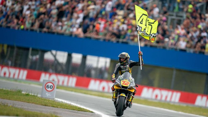  Marco Bezzecchi of Italy and Mooney VR46 Racing Team rolls into the pitlane with a flag of Valentino Rossi during the race of the MotoGP Motul TT Assen at TT Circuit Assen on June 26, 2022 in Assen, Netherlands. (Photo by Steve Wobser/Getty Images)