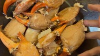 Marshanda juga terlihat hobi memasak. Ini momennya saat mengolah kepiting berdaging tebal. Foto: Instagram @marshanda99
