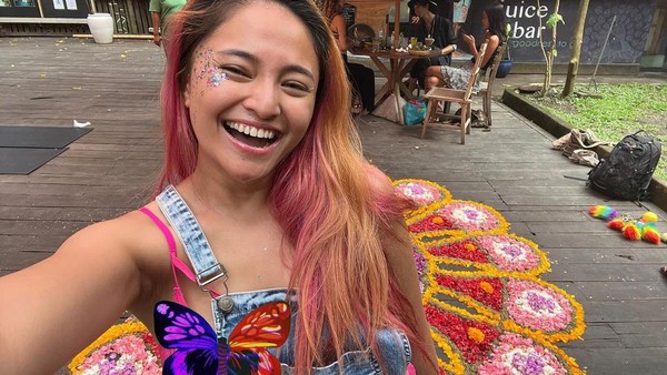 8 Potret Marshanda Saat Bikin Susu Almond dan Makan Bareng Teman